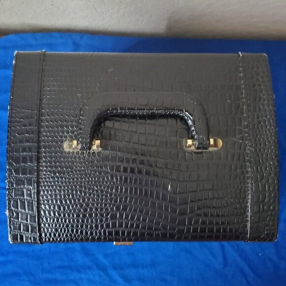 VTG Bentony embossed train case - Picture 5 of 16